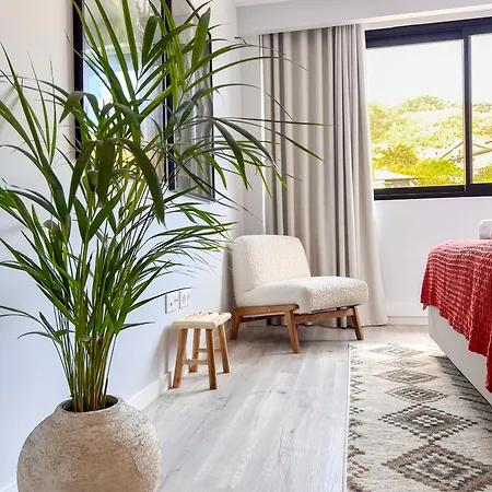 Appartement New 3 Bedroom Luxury Family - Airco, King Size Beds, Fully Equipped Kitchen, Balcony, Washingmachine, 2 Bathrooms, Free Parking, Fast Internet, 142m2 *