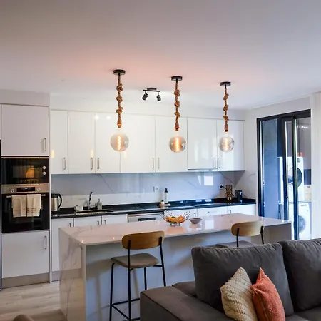 New 3 Bedroom Luxury Family - Airco, King Size Beds, Fully Equipped Kitchen, Balcony, Washingmachine, 2 Bathrooms, Free Parking, Fast Internet, 142m2 * Machico (Madeira)