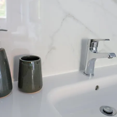 New 3 Bedroom Luxury Family - Airco, King Size Beds, Fully Equipped Kitchen, Balcony, Washingmachine, 2 Bathrooms, Free Parking, Fast Internet, 142m2 * Machico (Madeira)