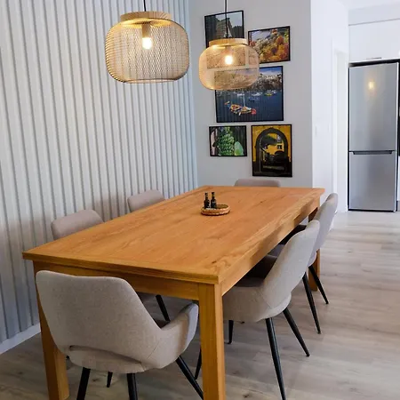 Apartamento New 3 Bedroom Luxury Family - Airco, King Size Beds, Fully Equipped Kitchen, Balcony, Washingmachine, 2 Bathrooms, Free Parking, Fast Internet, 142m2