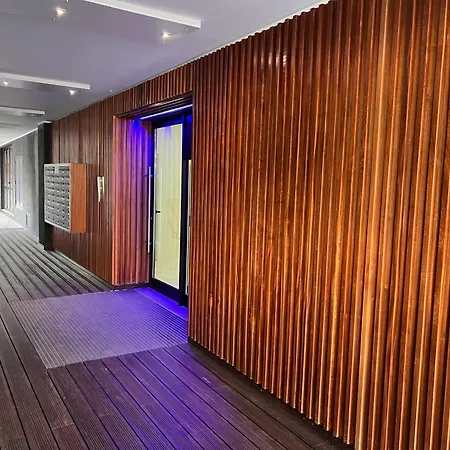 Appartement New 3 Bedroom Luxury Family - Airco, King Size Beds, Fully Equipped Kitchen, Balcony, Washingmachine, 2 Bathrooms, Free Parking, Fast Internet, 142m2 *