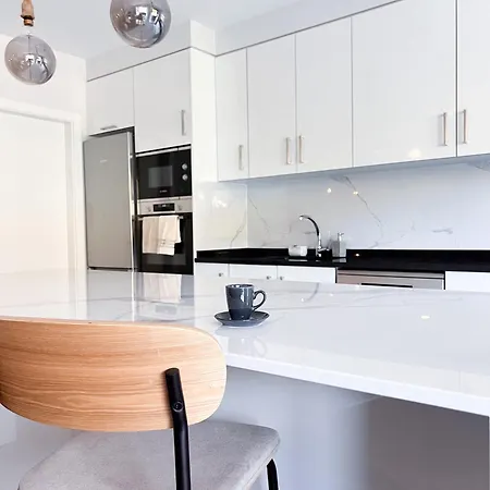 New 3 Bedroom Luxury Family - Airco, King Size Beds, Fully Equipped Kitchen, Balcony, Washingmachine, 2 Bathrooms, Free Parking, Fast Internet, 142m2 Appartement