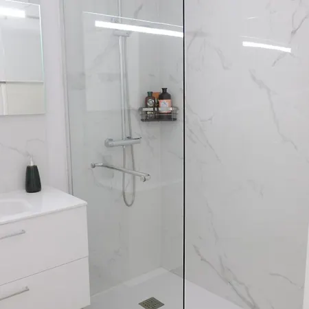 New 3 Bedroom Luxury Family - Airco, King Size Beds, Fully Equipped Kitchen, Balcony, Washingmachine, 2 Bathrooms, Free Parking, Fast Internet, 142m2 Appartement Machico (Madeira)