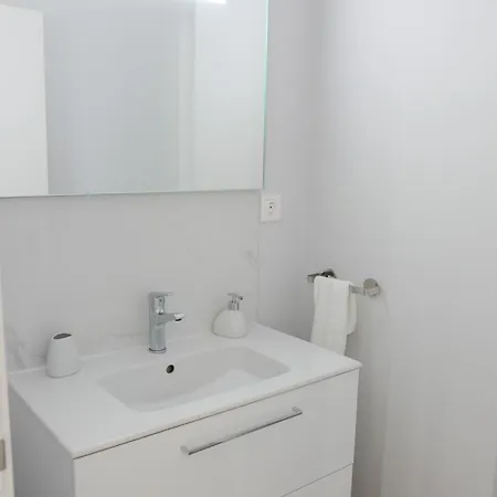 New 3 Bedroom Luxury Family - Airco, King Size Beds, Fully Equipped Kitchen, Balcony, Washingmachine, 2 Bathrooms, Free Parking, Fast Internet, 142m2 * Machico (Madeira)