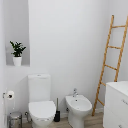 New 3 Bedroom Luxury Family - Airco, King Size Beds, Fully Equipped Kitchen, Balcony, Washingmachine, 2 Bathrooms, Free Parking, Fast Internet, 142m2 Apartamento Machico (Madeira)