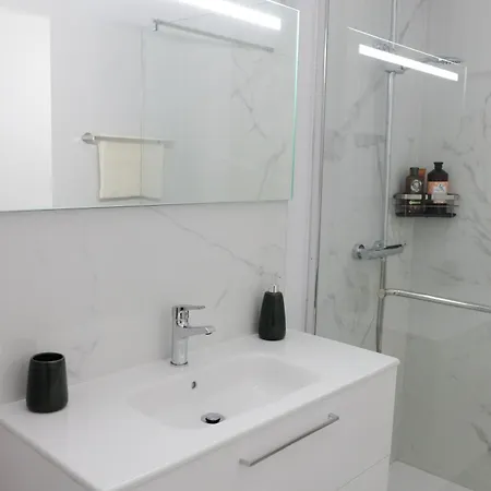 New 3 Bedroom Luxury Family - Airco, King Size Beds, Fully Equipped Kitchen, Balcony, Washingmachine, 2 Bathrooms, Free Parking, Fast Internet, 142m2 *