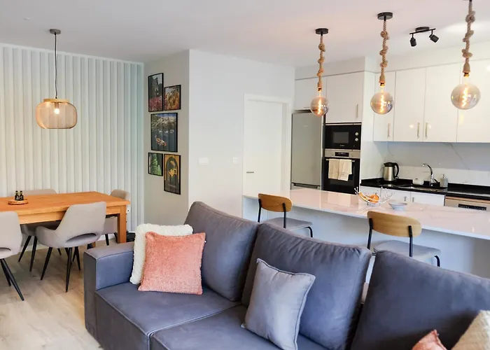 New 3 Bedroom Luxury Family - Airco, King Size Beds, Fully Equipped Kitchen, Balcony, Washingmachine, 2 Bathrooms, Free Parking, Fast Internet, 142m2 Lejlighed