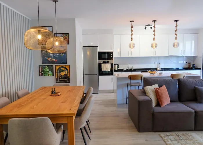New 3 Bedroom Luxury Family - Airco, King Size Beds, Fully Equipped Kitchen, Balcony, Washingmachine, 2 Bathrooms, Free Parking, Fast Internet, 142m2 Lejlighed Machico (Madeira)