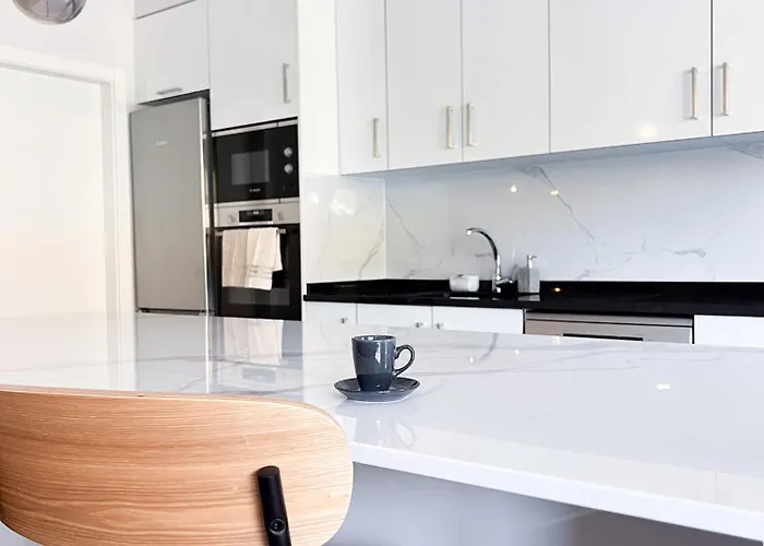 New 3 Bedroom Luxury Family - Airco, King Size Beds, Fully Equipped Kitchen, Balcony, Washingmachine, 2 Bathrooms, Free Parking, Fast Internet, 142m2 Lejlighed