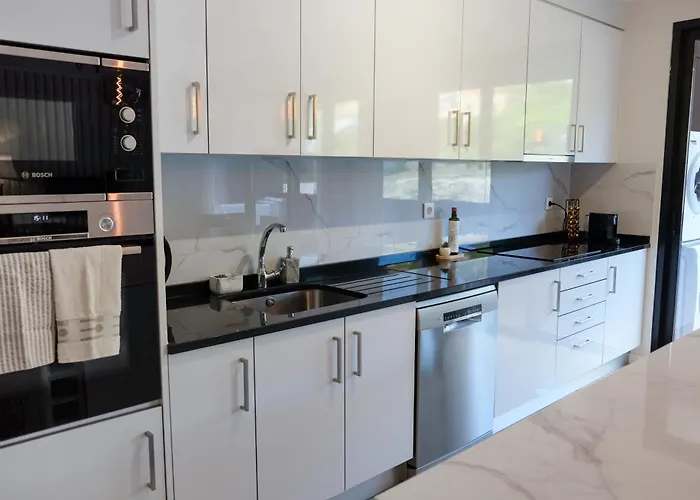 Lejlighed New 3 Bedroom Luxury Family - Airco, King Size Beds, Fully Equipped Kitchen, Balcony, Washingmachine, 2 Bathrooms, Free Parking, Fast Internet, 142m2 *