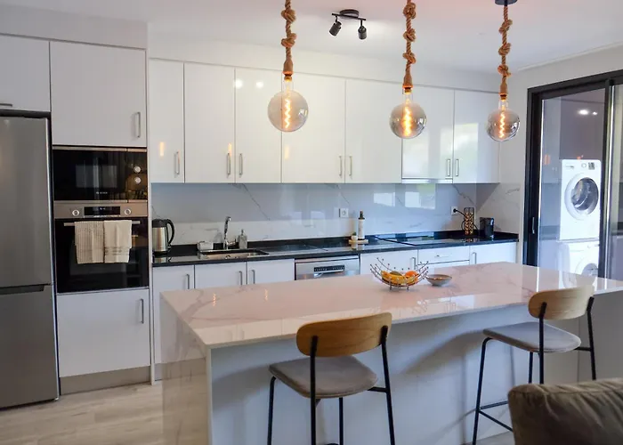 Lejlighed New 3 Bedroom Luxury Family - Airco, King Size Beds, Fully Equipped Kitchen, Balcony, Washingmachine, 2 Bathrooms, Free Parking, Fast Internet, 142m2 Machico (Madeira)