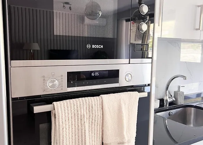 Lejlighed New 3 Bedroom Luxury Family - Airco, King Size Beds, Fully Equipped Kitchen, Balcony, Washingmachine, 2 Bathrooms, Free Parking, Fast Internet, 142m2