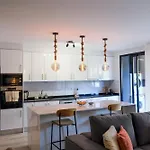 New 3 Bedroom Luxury Family - Airco, King Size Beds, Fully Equipped Kitchen, Balcony, Washingmachine, 2 Bathrooms, Free Parking, Fast Internet, 142m2 * Machico (Madeira)