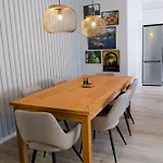 Daire New 3 Bedroom Luxury Family - Airco, King Size Beds, Fully Equipped Kitchen, Balcony, Washingmachine, 2 Bathrooms, Free Parking, Fast Internet, 142m2