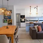 New 3 Bedroom Luxury Family - Airco, King Size Beds, Fully Equipped Kitchen, Balcony, Washingmachine, 2 Bathrooms, Free Parking, Fast Internet, 142m2 Daire Machico (Madeira)