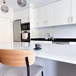 New 3 Bedroom Luxury Family - Airco, King Size Beds, Fully Equipped Kitchen, Balcony, Washingmachine, 2 Bathrooms, Free Parking, Fast Internet, 142m2 Daire