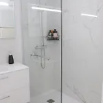 New 3 Bedroom Luxury Family - Airco, King Size Beds, Fully Equipped Kitchen, Balcony, Washingmachine, 2 Bathrooms, Free Parking, Fast Internet, 142m2 Daire Machico (Madeira)