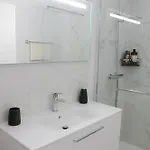 New 3 Bedroom Luxury Family - Airco, King Size Beds, Fully Equipped Kitchen, Balcony, Washingmachine, 2 Bathrooms, Free Parking, Fast Internet, 142m2 *