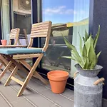 New 3 Bedroom Luxury Family - Airco, King Size Beds, Fully Equipped Kitchen, Balcony, Washingmachine, 2 Bathrooms, Free Parking, Fast Internet, 142m2 Machico (Madeira)