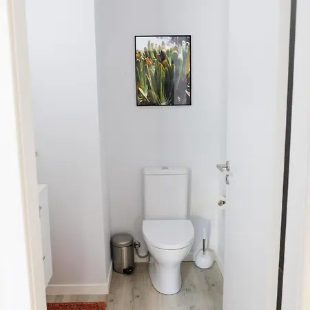 Apartment New 3 Bedroom Luxury Family - Airco, King Size Beds, Fully Equipped Kitchen, Balcony, Washingmachine, 2 Bathrooms, Free Parking, Fast Internet, 142m2