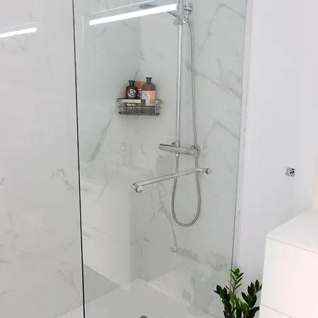 New 3 Bedroom Luxury Family - Airco, King Size Beds, Fully Equipped Kitchen, Balcony, Washingmachine, 2 Bathrooms, Free Parking, Fast Internet, 142m2 Apartmán *