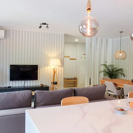 Daire New 3 Bedroom Luxury Family - Airco, King Size Beds, Fully Equipped Kitchen, Balcony, Washingmachine, 2 Bathrooms, Free Parking, Fast Internet, 142m2 Machico (Madeira)