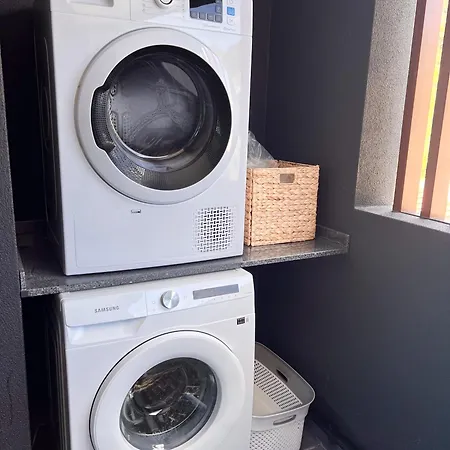 New 3 Bedroom Luxury Family - Airco, King Size Beds, Fully Equipped Kitchen, Balcony, Washingmachine, 2 Bathrooms, Free Parking, Fast Internet, 142m2 Machico (Madeira)