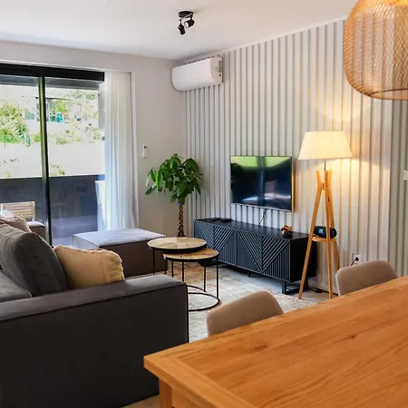 New 3 Bedroom Luxury Family - Airco, King Size Beds, Fully Equipped Kitchen, Balcony, Washingmachine, 2 Bathrooms, Free Parking, Fast Internet, 142m2 Daire Machico (Madeira)
