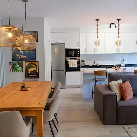 New 3 Bedroom Luxury Family - Airco, King Size Beds, Fully Equipped Kitchen, Balcony, Washingmachine, 2 Bathrooms, Free Parking, Fast Internet, 142m2 Apartmán Machico (Madeira)