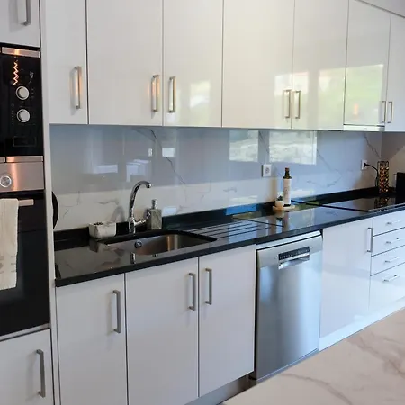 Daire New 3 Bedroom Luxury Family - Airco, King Size Beds, Fully Equipped Kitchen, Balcony, Washingmachine, 2 Bathrooms, Free Parking, Fast Internet, 142m2 *
