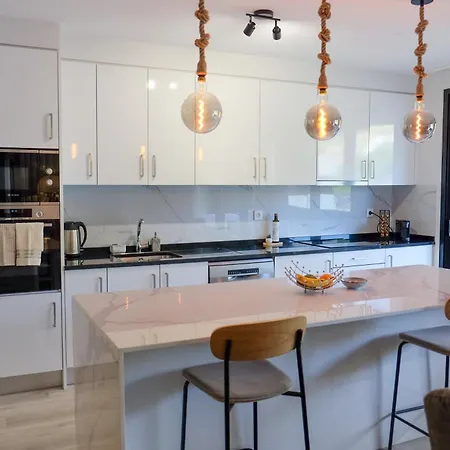 Apartment New 3 Bedroom Luxury Family - Airco, King Size Beds, Fully Equipped Kitchen, Balcony, Washingmachine, 2 Bathrooms, Free Parking, Fast Internet, 142m2 Machico (Madeira)