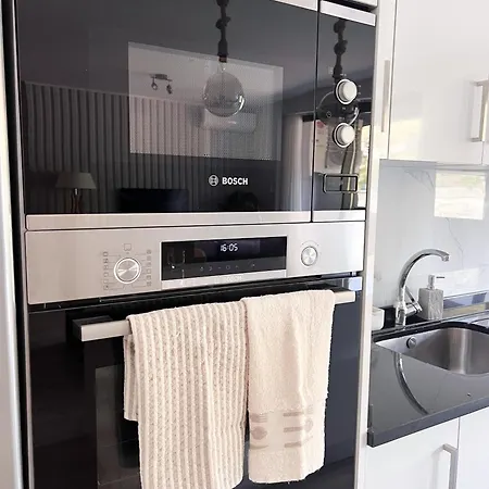 Apartmán New 3 Bedroom Luxury Family - Airco, King Size Beds, Fully Equipped Kitchen, Balcony, Washingmachine, 2 Bathrooms, Free Parking, Fast Internet, 142m2