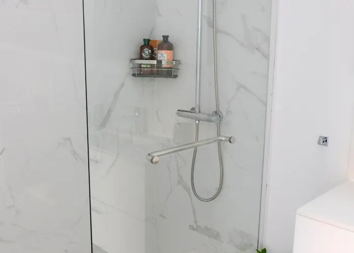 New 3 Bedroom Luxury Family - Airco, King Size Beds, Fully Equipped Kitchen, Balcony, Washingmachine, 2 Bathrooms, Free Parking, Fast Internet, 142m2 公寓 *