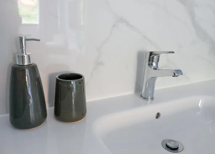 New 3 Bedroom Luxury Family - Airco, King Size Beds, Fully Equipped Kitchen, Balcony, Washingmachine, 2 Bathrooms, Free Parking, Fast Internet, 142m2 * Machico (Madeira)