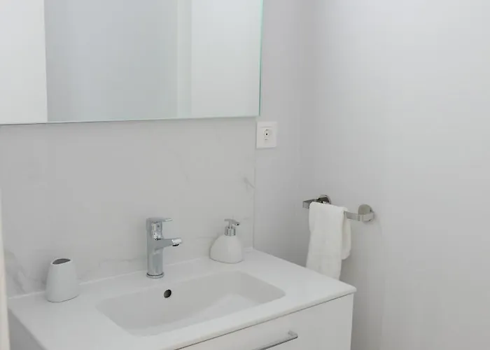 New 3 Bedroom Luxury Family - Airco, King Size Beds, Fully Equipped Kitchen, Balcony, Washingmachine, 2 Bathrooms, Free Parking, Fast Internet, 142m2 * Machico (Madeira)