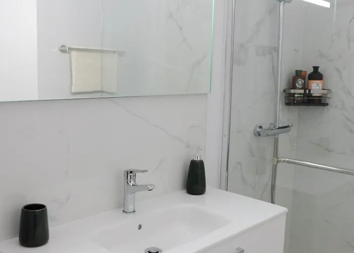 New 3 Bedroom Luxury Family - Airco, King Size Beds, Fully Equipped Kitchen, Balcony, Washingmachine, 2 Bathrooms, Free Parking, Fast Internet, 142m2 *